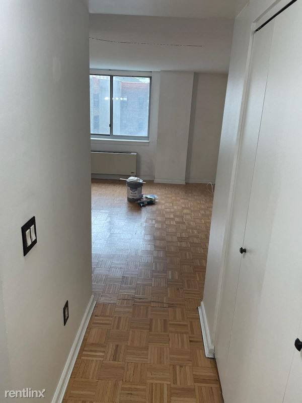 W 37th St